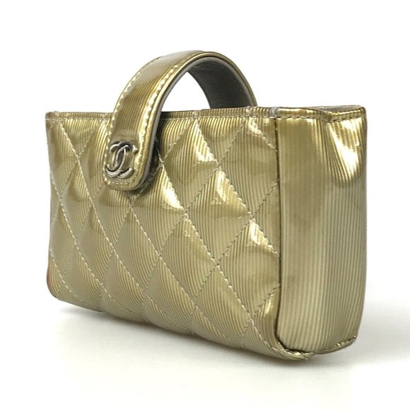 CHANEL Matelasse Golden Patent Leather Pouch - Picture 3 of 12